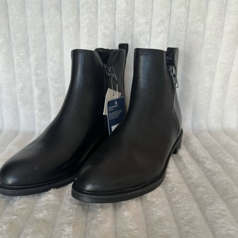 Universal Thread Black Ankle Boots Side Zip Low Heel NWT Size 6